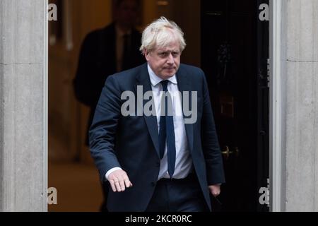 LONDON, VEREINIGTES KÖNIGREICH - 18. OKTOBER 2021: Der britische Premierminister Boris Johnson verlässt die Downing Street 10, um dem Unterhaus Tribute an Sir David Amess, dem Parlamentsabgeordneten von Southend, zu überbringen, der am Freitag nach einem Angriff auf die Operation in seinem Wahlkreis am 18. Oktober 2021 in London, England, starb. (Foto von Wiktor Szymanowicz/NurPhoto) Stockfoto