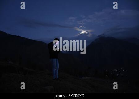 Ein Kashmiri-Mann steht auf den Hügeln der Zabarwan-Bergkette mit Blick auf die Stadt Srinagar, die am 18. Oktober 2021 von Indien aus Kaschmir verwaltet wurde. (Foto von Muzamil Mattoo/NurPhoto) Stockfoto