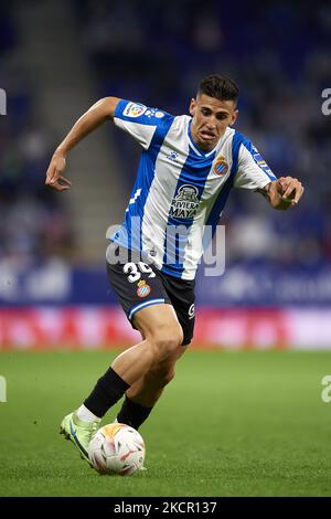 Ruben Sanchez von Espanyol in Aktion während des La Liga Santander Spiels zwischen RCD Espanyol und Cadiz CF im RCDE Stadion am 18. Oktober 2021 in Barcelona, Spanien. (Foto von Jose Breton/Pics Action/NurPhoto) Stockfoto