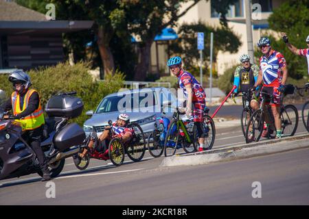 Behinderte Veteranen und Ersthelfer-Radfahrer werden bei der Teilnahme an der California Challenge des Project Hero gesehen – einer einwöchigen Fahrradtour von Santa Cruz nach Los Angeles, Kalifornien, die das Bewusstsein für die Bekämpfung des nationalen psychischen Gesundheitsnotstands durch PTSD und TBI erhöht. Montag, 18. Oktober 2021, in Santa Cruz, Kalifornien, Usa. (Foto von Jason Whitman/NurPhoto) Stockfoto