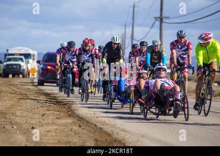 Behinderte Veteranen und Ersthelfer-Radfahrer werden bei der Teilnahme an der California Challenge des Project Hero gesehen – einer einwöchigen Fahrradtour von Santa Cruz nach Los Angeles, Kalifornien, die das Bewusstsein für die Bekämpfung des nationalen psychischen Gesundheitsnotstands durch PTSD und TBI erhöht. Montag, 18. Oktober 2021, in Santa Cruz, Kalifornien, Usa. (Foto von Jason Whitman/NurPhoto) Stockfoto