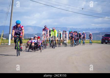 Behinderte Veteranen und Ersthelfer-Radfahrer werden bei der Teilnahme an der California Challenge des Project Hero gesehen – einer einwöchigen Fahrradtour von Santa Cruz nach Los Angeles, Kalifornien, die das Bewusstsein für die Bekämpfung des nationalen psychischen Gesundheitsnotstands durch PTSD und TBI erhöht. Montag, 18. Oktober 2021, in Santa Cruz, Kalifornien, Usa. (Foto von Jason Whitman/NurPhoto) Stockfoto