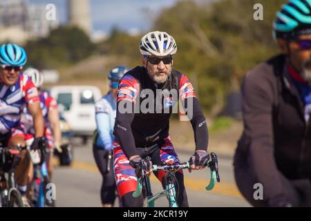 Behinderte Veteranen und Ersthelfer-Radfahrer werden bei der Teilnahme an der California Challenge des Project Hero gesehen – einer einwöchigen Fahrradtour von Santa Cruz nach Los Angeles, Kalifornien, die das Bewusstsein für die Bekämpfung des nationalen psychischen Gesundheitsnotstands durch PTSD und TBI erhöht. Montag, 18. Oktober 2021, in Santa Cruz, Kalifornien, Usa. (Foto von Jason Whitman/NurPhoto) Stockfoto