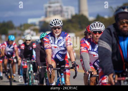 Behinderte Veteranen und Ersthelfer-Radfahrer werden bei der Teilnahme an der California Challenge des Project Hero gesehen – einer einwöchigen Fahrradtour von Santa Cruz nach Los Angeles, Kalifornien, die das Bewusstsein für die Bekämpfung des nationalen psychischen Gesundheitsnotstands durch PTSD und TBI erhöht. Montag, 18. Oktober 2021, in Santa Cruz, Kalifornien, Usa. (Foto von Jason Whitman/NurPhoto) Stockfoto