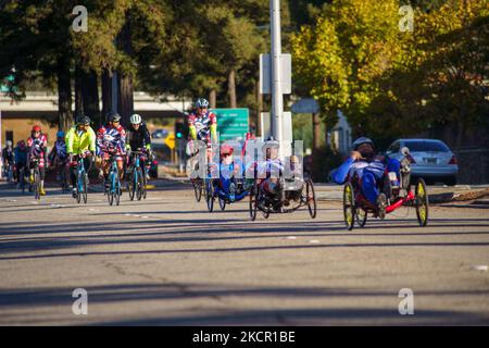 Behinderte Veteranen und Ersthelfer-Radfahrer werden bei der Teilnahme an der California Challenge des Project Hero gesehen – einer einwöchigen Fahrradtour von Santa Cruz nach Los Angeles, Kalifornien, die das Bewusstsein für die Bekämpfung des nationalen psychischen Gesundheitsnotstands durch PTSD und TBI erhöht. Montag, 18. Oktober 2021, in Santa Cruz, Kalifornien, Usa. (Foto von Jason Whitman/NurPhoto) Stockfoto