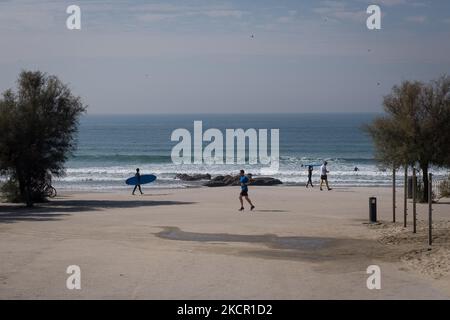 Die Menschen genießen das heiße Wetter am Strand von Matosinhos am 18. Oktober 2021, einer Stadt und einer Gemeinde im nördlichen Bezirk Porto in Portugal. (Foto von Nikolas Kokovlis/NurPhoto) Stockfoto