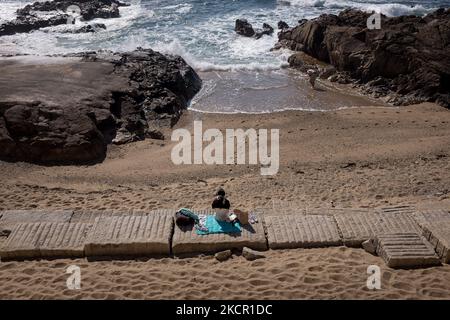 Die Menschen genießen das heiße Wetter am Strand von Matosinhos am 18. Oktober 2021, einer Stadt und einer Gemeinde im nördlichen Bezirk Porto in Portugal. (Foto von Nikolas Kokovlis/NurPhoto) Stockfoto