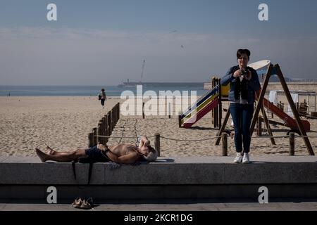 Die Menschen genießen das heiße Wetter am Strand von Matosinhos am 18. Oktober 2021, einer Stadt und einer Gemeinde im nördlichen Bezirk Porto in Portugal. (Foto von Nikolas Kokovlis/NurPhoto) Stockfoto