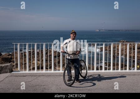 Am 18. Oktober 2021 posiert ein Mann vor der Kamera am Strand von Matosinhos, einer Stadt und einer Gemeinde im nördlichen Bezirk Porto in Portugal. (Foto von Nikolas Kokovlis/NurPhoto) Stockfoto