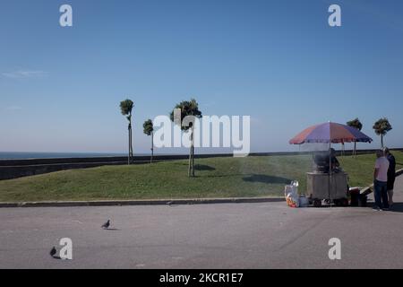 Eine Kantine, die am 18. Oktober 2021 in der Nähe des Strandes von Matosinhos, einer Stadt und einer Gemeinde im nördlichen Stadtteil Porto in Portugal, Lebensmittel verkauft. (Foto von Nikolas Kokovlis/NurPhoto) Stockfoto