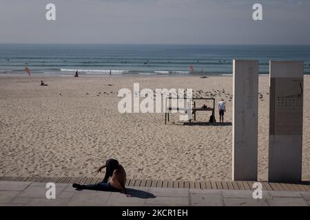 Die Menschen genießen das heiße Wetter am Strand von Matosinhos am 18. Oktober 2021, einer Stadt und einer Gemeinde im nördlichen Bezirk Porto in Portugal. (Foto von Nikolas Kokovlis/NurPhoto) Stockfoto