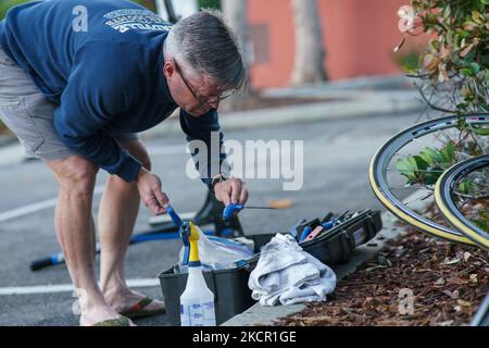 Behinderte Veteranen und Ersthelfer-Radfahrer werden bei der Teilnahme an der California Challenge des Project Hero gesehen – einer einwöchigen Fahrradtour von Santa Cruz nach Los Angeles, Kalifornien, die das Bewusstsein für die Bekämpfung des nationalen psychischen Gesundheitsnotstands durch PTSD und TBI erhöht. Montag, 18. Oktober 2021, in Santa Cruz, Kalifornien, Usa. (Foto von Jason Whitman/NurPhoto) Stockfoto