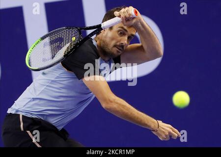 Guido Pella aus Argentinien gibt den Ball an Pedro Martinez aus Spanien zurück, während der Männer-Einzel-Runde des Tennismatches 32 des ATP 250 VTB Kremlin Cup 2021 International Tennis Tournament im Luzhniki Palace of Sports am 19. Oktober 2021 in Moskau, Russland. (Foto von Mike Kireev/NurPhoto) Stockfoto