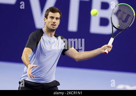 Guido Pella aus Argentinien gibt den Ball an Pedro Martinez aus Spanien zurück, während der Männer-Einzel-Runde des Tennismatches 32 des ATP 250 VTB Kremlin Cup 2021 International Tennis Tournament im Luzhniki Palace of Sports am 19. Oktober 2021 in Moskau, Russland. (Foto von Mike Kireev/NurPhoto) Stockfoto