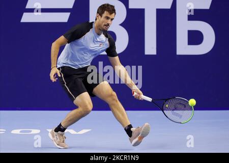 Guido Pella aus Argentinien gibt den Ball an Pedro Martinez aus Spanien zurück, während der Männer-Einzel-Runde des Tennismatches 32 des ATP 250 VTB Kremlin Cup 2021 International Tennis Tournament im Luzhniki Palace of Sports am 19. Oktober 2021 in Moskau, Russland. (Foto von Mike Kireev/NurPhoto) Stockfoto