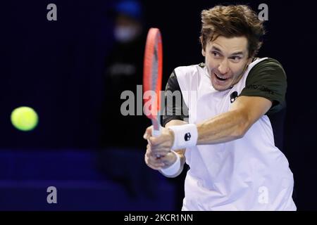 Der weißrussische Egor Gerasimov gibt den Ball an Miomir Kecmanovic aus Serbien während der Männer-Einzel-Runde des Tennismatches 32 des ATP 250 VTB Kremlin Cup 2021 International Tennis Tournament im Luschniki-Sportpalast am 19. Oktober 2021 in Moskau, Russland, zurück. (Foto von Mike Kireev/NurPhoto) Stockfoto