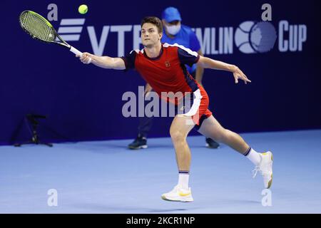 Miomir Kecmanovic aus Serbien gibt den Ball an Egor Gerasimov aus Weißrussland während der Männer-Singles Runde des Tennismatches 32 des ATP 250 VTB Kremlin Cup 2021 International Tennis Tournament im Luzhniki Palace of Sports am 19. Oktober 2021 in Moskau, Russland, zurück. (Foto von Mike Kireev/NurPhoto) Stockfoto