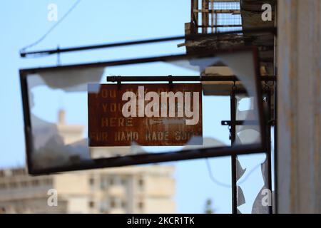 Ein altes Schild auf einem verlassenen Gebäude, das seit 1974 vom türkischen Militär eingezäunt wurde, im verlassenen Küstengebiet von Varosha, einem Vorort der Stadt Famagusta im türkisch kontrollierten Norden Zyperns. Dienstag, 19. Oktober 2021. (Foto von Danil Shamkin/NurPhoto) Stockfoto