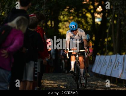 Die Teilnehmer des Muro della Tisa, einer Radtour in der Provinz Vicenza, während der ersten Ausgabe des Veneto Classic, des Profi-Radrennens 207km von Venedig nach Bassano del Grappa, das in der Region Venetien stattfand. Am Sonntag, den 17. Oktober 2021, in Bassano del Grappa, Venetien, Italien. (Foto von Artur Widak/NurPhoto) Stockfoto