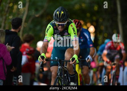 Die Teilnehmer des Muro della Tisa, einer Radtour in der Provinz Vicenza, während der ersten Ausgabe des Veneto Classic, des Profi-Radrennens 207km von Venedig nach Bassano del Grappa, das in der Region Venetien stattfand. Am Sonntag, den 17. Oktober 2021, in Bassano del Grappa, Venetien, Italien. (Foto von Artur Widak/NurPhoto) Stockfoto