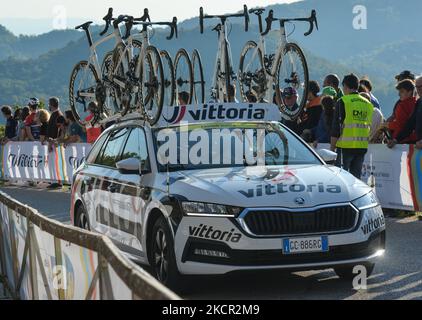 Ein Fahrzeug des italienischen Fahrradreifenherstellers Vittoria, das während des Veneto Classic, dem Profi-Radrennen 207km von Venedig nach Bassano del Grappa, in der Region Venetien gesehen wurde. Am Sonntag, den 17. Oktober 2021, in Bassano del Grappa, Venetien, Italien. (Foto von Artur Widak/NurPhoto) Stockfoto