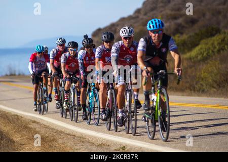 Behinderte Veteranen und Ersthelfer-Radfahrer werden bei der Teilnahme an der California Challenge des Project Hero gesehen – einer einwöchigen Fahrradtour von Santa Cruz nach Los Angeles, Kalifornien, die das Bewusstsein für die Bekämpfung des nationalen psychischen Gesundheitsnotstands durch PTSD und TBI erhöht. Dienstag, 19. Oktober 2021, in San Simeon, Kalifornien, Usa. (Foto von Jason Whitman/NurPhoto) Stockfoto