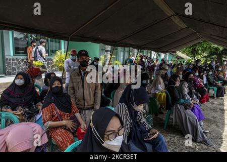 Die indonesische Nationalarmee unterstützt durch die Depok Kodim die Rolle kleiner und mittlerer Unternehmer während der Pandemie Covid-19 am 20. Oktober 2021 in Depok, Indonesien. Diese Bargeldhilfe von einer Million zweihunderttausend Rupiah soll den Unternehmern nach dem wirtschaftlichen Abschwung aufgrund der COVID-19-Pandemie helfen, wieder aufzusteigen. (Foto von Donal Husni/NurPhoto) Stockfoto