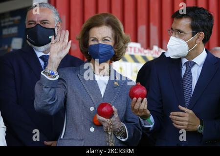 Königin Sofia mit einem Granatapfel in der Hand bei ihrem Besuch der Food Bank von Granada am 20. Oktober 2021 in Granada, Spanien. (Foto von Álex Cámara/NurPhoto) Stockfoto