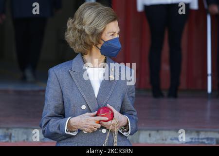 Königin Sofia mit einem Granatapfel und einer Kaki in den Händen bei ihrem Besuch in der Food Bank von Granada am 20. Oktober 2021 in Granada, Spanien. (Foto von Álex Cámara/NurPhoto) Stockfoto