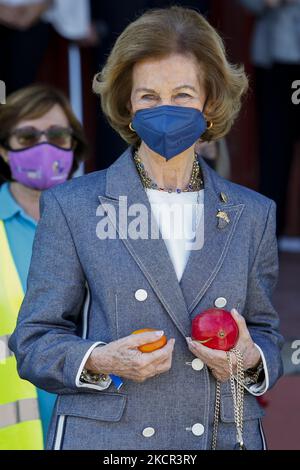 Königin Sofia mit einem Granatapfel und einer Kaki in den Händen bei ihrem Besuch in der Food Bank von Granada am 20. Oktober 2021 in Granada, Spanien. (Foto von Álex Cámara/NurPhoto) Stockfoto