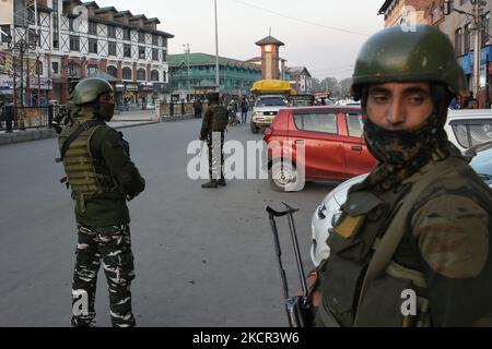 Indische paramilitärische Truppen stehen am 20. Oktober 2021 im Stadtzentrum von Lal Chowk in Srinagar, dem von Indien verwalteten Kaschmir, in Alarmbereitschaft. Nach den jüngsten Angriffen auf nicht-Einheimische wurde im Tal hohe Alarmbereitschaft laut. (Foto von Muzamil Mattoo/NurPhoto) Stockfoto