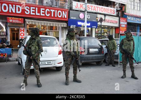 Indische paramilitärische Trooperinnen stehen am 20. Oktober 2021 im Stadtzentrum von Lal Chowk in Srinagar, dem von Indien verwalteten Kaschmir, wachsam gegenüber. Nach den jüngsten Angriffen auf nicht-Einheimische wurde im Tal hohe Alarmbereitschaft laut. (Foto von Muzamil Mattoo/NurPhoto) Stockfoto