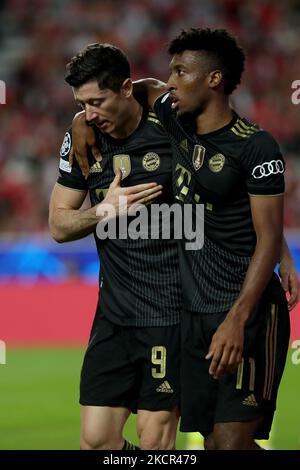 Robert Lewandowski von Bayern München (L) feiert mit Kingsley Coman während des UEFA Champions League-Fußballspiels der Gruppe E zwischen SL Benfica und dem FC Bayern München am 20. Oktober 2021 im Luz-Stadion in Lissabon, Portugal. (Foto von Pedro FiÃºza/NurPhoto) Stockfoto