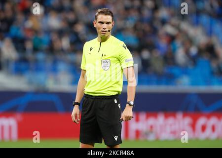 Schiedsrichter Sandro Scharer schaut während des UEFA Champions League Group H Fußballspiels zwischen Zenit St. Petersburg und Juventus FC am 20. Oktober 2021 in der Gazprom Arena in Sankt Petersburg, Russland, auf. (Foto von Mike Kireev/NurPhoto) Stockfoto