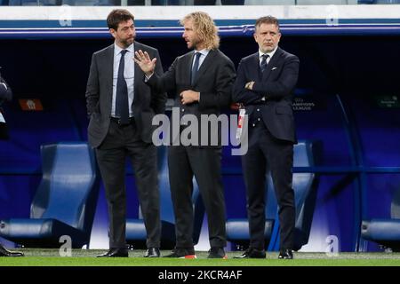 (L bis R) Andrea Agnelli, Executive Chairman von Juventus, Vizepräsident Pavel Nedved und Federico Cherubini, Football Director, sprechen während des Aufwärmgespräches vor dem Fußballspiel der UEFA Champions League Gruppe H zwischen Zenit St. Petersburg und Juventus FC am 20. Oktober 2021 in der Gazprom Arena in Sankt Petersburg, Russland. (Foto von Mike Kireev/NurPhoto) Stockfoto