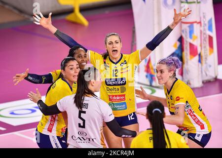 Das Glück der Spieler von Delta Despar Trentino beim Volleyball Italian Serie A1 Frauen Spiel Il Bisonte Firenz gegen Delta Despar Trentino am 20. Oktober 2021 im PalaRialdoli in Scandicci, Italien (Foto von Lisa Guglielmi/LiveMedia/NurPhoto) Stockfoto