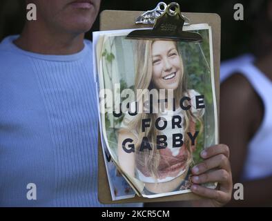 Am Mittwoch, den 20. Oktober 2021, versammelten sich Unterstützer von „Justice for Gabby“ am Eingang des Myakkahatchee Creek Environmental Park in North Port Florida. Es wurde eine Pressekonferenz über die Überreste von Brian Laundrie geplant, die im Park entdeckt wurden. Laundie ist eine Person, die an der Tötung von Gabby Petito interessiert ist. (Foto von Thomas O'Neill/NurPhoto) Stockfoto
