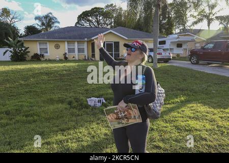 Marissa Zdazinsky zeigt ihre Unterstützung als Mitglied von „Justice for Gabby“ vor dem Haus von Brian Laundria auf der Wabasso Avenue in North Port Florida am Mittwoch, den 20. Oktober 2021. Eine Pressekonferenz wurde früher am Tag gehalten, in der bekannt gegeben wurde, dass im Myakkahatchee Creek Environmental Park Überreste im Zusammenhang mit Brian Laundrie entdeckt wurden. Laundie ist eine Person, die an der Tötung von Gabby Petito interessiert ist. (Foto von Thomas O'Neill/NurPhoto) Stockfoto
