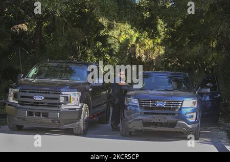 Steven Cambria, Polizeibeamter von North Port, patrouilliert am Mittwoch, den 20. Oktober 2021, am Eingang des Myakkahatchee Creek Environmental Park in North Port Florida. Es wurde eine Pressekonferenz über die Überreste von Brian Laundrie geplant, die im Park entdeckt wurden. Laundie ist eine Person, die an der Tötung von Gabby Petito interessiert ist. (Foto von Thomas O'Neill/NurPhoto) Stockfoto
