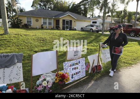 Marissa Zdazinsky zeigt ihre Unterstützung als Mitglied von „Justice for Gabby“ vor dem Haus von Brian Laundria auf der Wabasso Avenue in North Port Florida am Mittwoch, den 20. Oktober 2021. Eine Pressekonferenz wurde früher am Tag gehalten, in der bekannt gegeben wurde, dass im Myakkahatchee Creek Environmental Park Überreste im Zusammenhang mit Brian Laundrie entdeckt wurden. Laundie ist eine Person, die an der Tötung von Gabby Petito interessiert ist. (Foto von Thomas O'Neill/NurPhoto) Stockfoto