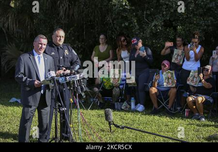Tampa FBI-Agent Michael McPherson und North Port Police Chief Todd Garrison halten am Mittwoch, den 20. Oktober 2021, eine Pressekonferenz im Myakkahatchee Creek Environmental Park in North Port Florida ab. Im Park wurden ein Backback und ein Notizbuch von Brian Laundrie gefunden. Laundie ist eine Person, die an der Tötung von Gabby Petito interessiert ist. (Foto von Thomas O'Neill/NurPhoto) Stockfoto