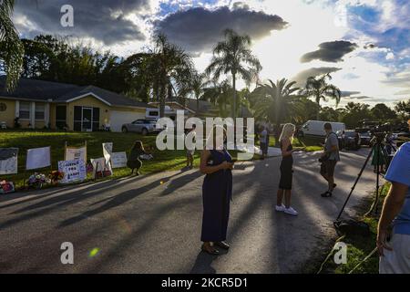 Die Nachrichtencrews bereiten sich darauf vor, ihre Geschichten am Mittwoch, den 20. Oktober 2021, vor dem Haus von Brian Laundie in der Wabasso Avenue in North Port Florida einzubringen. Eine Pressekonferenz wurde früher am Tag gehalten, in der bekannt gegeben wurde, dass im Myakkahatchee Creek Environmental Park Überreste im Zusammenhang mit Brian Laundrie entdeckt wurden. Laundie ist eine Person, die an der Tötung von Gabby Petito interessiert ist. (Foto von Thomas O'Neill/NurPhoto) Stockfoto