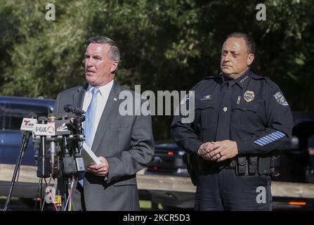 Tampa FBI-Agent Michael McPherson und North Port Police Chief Todd Garrison halten am Mittwoch, den 20. Oktober 2021, eine Pressekonferenz im Myakkahatchee Creek Environmental Park in North Port Florida ab. Im Park wurden ein Backback und ein Notizbuch von Brian Laundrie gefunden. Laundie ist eine Person, die an der Tötung von Gabby Petito interessiert ist. (Foto von Thomas O'Neill/NurPhoto) Stockfoto