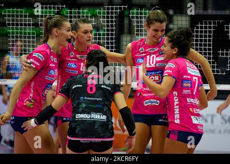 Glück der Mannschaft von Novara beim Volleyball-Spiel der italienischen Serie A1 Frauen Imoco Volley Conegliano gegen Igor Gorgonzola Novara am 21. Oktober 2021 in der Palaverde in Treviso, Italien (Foto von Ettore Griffoni/LiveMedia/NurPhoto) Stockfoto