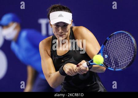 Garbine Muguruza aus Spanien gibt den Ball an Anet Kontaveit aus Estland während des Viertelfinalspieles der Frauen im Einzel des WTA 500 VTB Kremlin Cup 2021 International Tennis Tournament im Luzhniki Palace of Sports am 22. Oktober 2021 in Moskau, Russland, zurück. (Foto von Mike Kireev/NurPhoto) Stockfoto