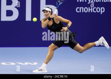 Garbine Muguruza aus Spanien gibt den Ball an Anet Kontaveit aus Estland während des Viertelfinalspieles der Frauen im Einzel des WTA 500 VTB Kremlin Cup 2021 International Tennis Tournament im Luzhniki Palace of Sports am 22. Oktober 2021 in Moskau, Russland, zurück. (Foto von Mike Kireev/NurPhoto) Stockfoto