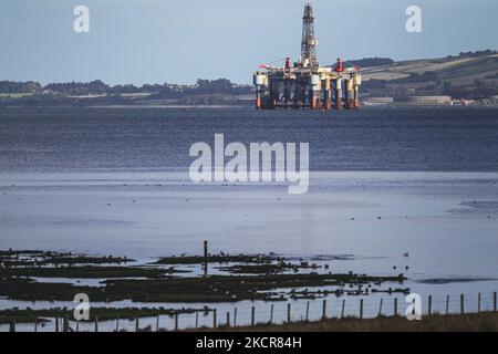 Eine allgemeine Ansicht der nicht mehr genutzten Bohrinseln, die am 22. Oktober 2021 in Cromarty, Schottland, im Cromarty Firth verankert waren. 70 führende Klimawissenschaftler aus der ganzen Welt haben den britischen Premierminister Boris Johnson aufgefordert, neue Öl- und Gasinvestitionen zu beenden. Sie argumentieren, dass das Vereinigte Königreich „mutige politische Maßnahmen“ in Bezug auf fossile Brennstoffe ergreifen und neue Öl- und Gasinvestitionen ausschließen muss, um sicherzustellen, dass der kommende Klimagipfel der COP 26, der nächsten Monat in Glasgow stattfinden wird, ein Erfolg wird. (Foto von Ewan Bootman/NurPhoto) Stockfoto