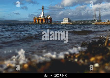 Eine allgemeine Ansicht der nicht mehr genutzten Bohrinseln, die am 22. Oktober 2021 in Cromarty, Schottland, im Cromarty Firth verankert waren. 70 führende Klimawissenschaftler aus der ganzen Welt haben den britischen Premierminister Boris Johnson aufgefordert, neue Öl- und Gasinvestitionen zu beenden. Sie argumentieren, dass das Vereinigte Königreich „mutige politische Maßnahmen“ in Bezug auf fossile Brennstoffe ergreifen und neue Öl- und Gasinvestitionen ausschließen muss, um sicherzustellen, dass der kommende Klimagipfel der COP 26, der nächsten Monat in Glasgow stattfinden wird, ein Erfolg wird. (Foto von Ewan Bootman/NurPhoto) Stockfoto