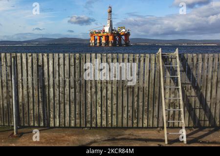 Eine allgemeine Ansicht der nicht mehr genutzten Bohrinseln, die am 22. Oktober 2021 in Cromarty, Schottland, im Cromarty Firth verankert waren. 70 führende Klimawissenschaftler aus der ganzen Welt haben den britischen Premierminister Boris Johnson aufgefordert, neue Öl- und Gasinvestitionen zu beenden. Sie argumentieren, dass das Vereinigte Königreich „mutige politische Maßnahmen“ in Bezug auf fossile Brennstoffe ergreifen und neue Öl- und Gasinvestitionen ausschließen muss, um sicherzustellen, dass der kommende Klimagipfel der COP 26, der nächsten Monat in Glasgow stattfinden wird, ein Erfolg wird. (Foto von Ewan Bootman/NurPhoto) Stockfoto