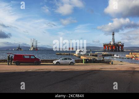 Eine allgemeine Ansicht der nicht mehr genutzten Bohrinseln, die am 22. Oktober 2021 in Cromarty, Schottland, im Cromarty Firth verankert waren. 70 führende Klimawissenschaftler aus der ganzen Welt haben den britischen Premierminister Boris Johnson aufgefordert, neue Öl- und Gasinvestitionen zu beenden. Sie argumentieren, dass das Vereinigte Königreich „mutige politische Maßnahmen“ in Bezug auf fossile Brennstoffe ergreifen und neue Öl- und Gasinvestitionen ausschließen muss, um sicherzustellen, dass der kommende Klimagipfel der COP 26, der nächsten Monat in Glasgow stattfinden wird, ein Erfolg wird. (Foto von Ewan Bootman/NurPhoto) Stockfoto